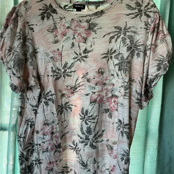 Torrid Tropical Puff Sleeve Tee EUC 1X 14/16 - Picture 2 of 3